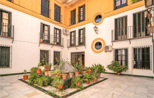 Un patio con plantas en macetas en un edificio. en Amazing Apartment In Carmona With Wifi, en Carmona