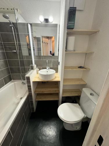 une salle de bain avec un lavabo, des toilettes et un miroir dans l'établissement Résidence Les Constellations - maeva Home - Studio 4 Personnes - Confort MAE-2024, à La Plagne Tarentaise