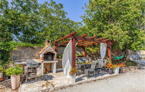 altana z krzesłami, stołem i grillem w obiekcie Cozy Home In Tinjan With Jacuzzi w mieście Tinjan