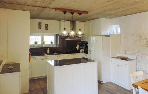 6 Bedroom Pet Friendly Home In Labin