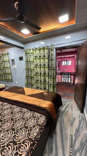 a bedroom with a large bed in a room at Hotel Maheshwari & Banquet Hall in Tehri-Garhwāl