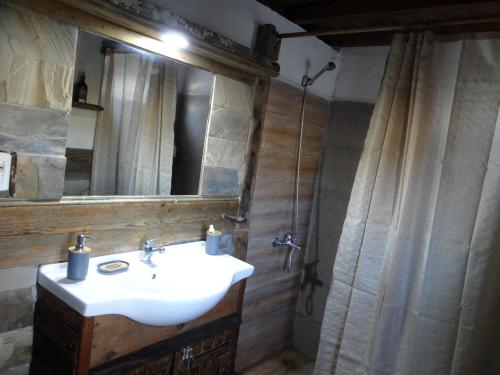 a bathroom with a sink and a mirror at Alquilo casa en las Sierras de Minas "VIEJO RANCHO" in Minas