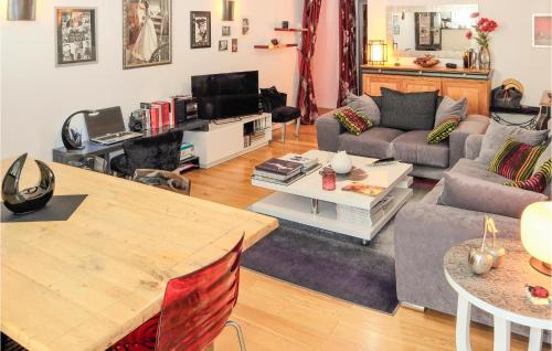 un salon avec un canapé et une table dans l'établissement Stunning Apartment In Montélimar, à Montélimar