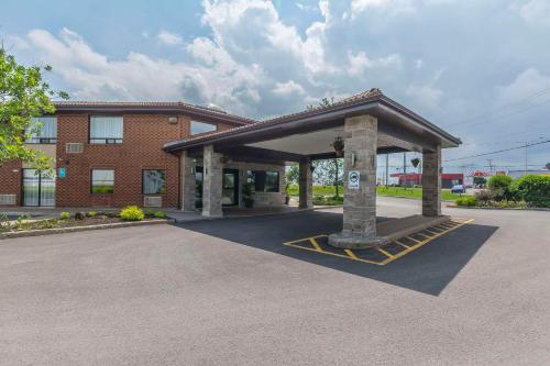 a parking lot in front of a building at Comfort Inn in Lévis