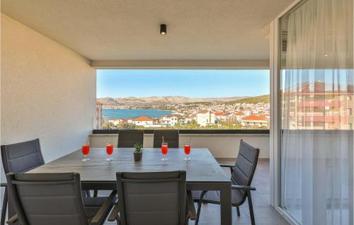 Una mesa de comedor con vista al mar. en Lovely Apartment In Okrug Gornji, en Trogir