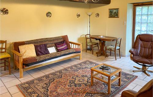 un salon avec un canapé et une table dans l'établissement Amazing Home In Saint Martin Le Mault, à Saint-Martin-le-Mault