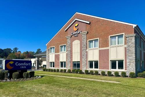 a building with a sign in front of it at Comfort Inn Williamsburg Gateway in Williamsburg
