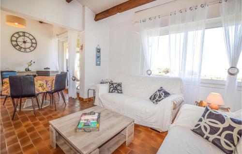 un salon avec un canapé blanc et une table dans l'établissement 3 Bedroom Cozy Home In Porticcio, à Porticcio