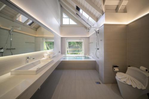 Bilik mandi di The Hotspring Beach Resort & Spa - SHA Extra Plus