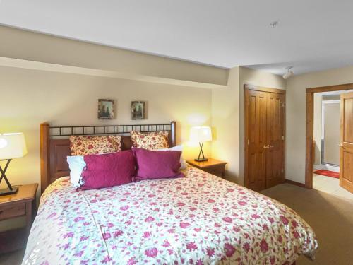 Ένα ή περισσότερα κρεβάτια σε δωμάτιο στο Highland House 209 Steps From The Slopes Ski In Out Hot Tub Village