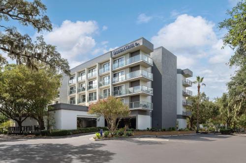 an image of a hotel building at DoubleTree by Hilton Hilton Head Island in Hilton Head Island