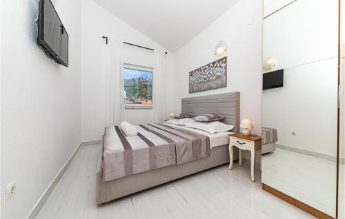 Three-Bedroom Apartment In Kastel Kambelovac