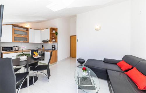 Three-Bedroom Apartment In Kastel Kambelovac