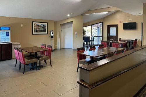 um restaurante com mesas, cadeiras e um bar em Comfort Inn Maumee - Perrysburg Area em Maumee