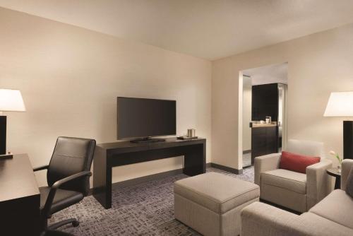 Télévision ou salle de divertissement dans l'établissement Radisson Hotel Vancouver Airport