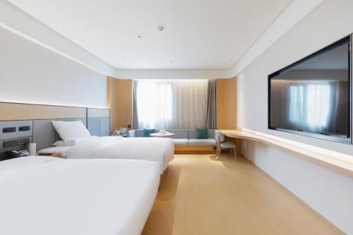 Letto o letti in una camera di JI Hotel Wuhan Baishazhou Hongshan Vanke Plaza Branch