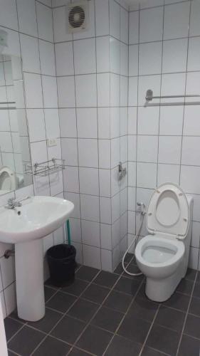 メーピンにあるAvatara condo B22 Aのトイレと洗面台付きのバスルーム