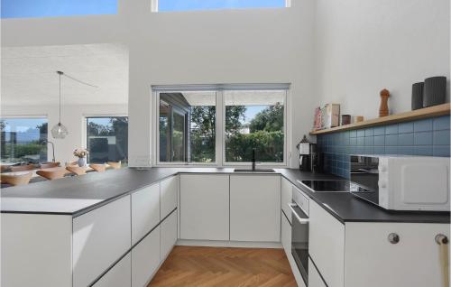 Η κουζίνα ή μικρή κουζίνα στο Beautiful Home In Sæby With Harbor View