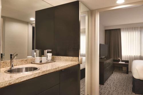 Postel nebo postele na pokoji v ubytování Radisson Hotel Vancouver Airport