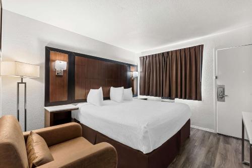 Postel nebo postele na pokoji v ubytování Econo Lodge Stockton near I-5 Fairgrounds