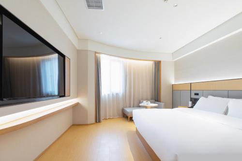 Letto o letti in una camera di JI Hotel Wuhan Baishazhou Hongshan Vanke Plaza Branch