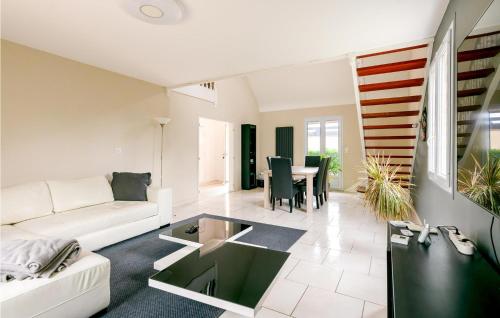 un salon avec un canapé blanc et une table dans l'établissement Gorgeous Home In Joué Les Tours, à Joué-lès-Tours