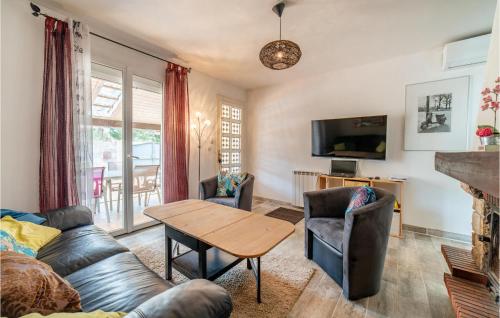a living room with a couch and a table at Stunning Home In Bassan With Wifi in Bassan