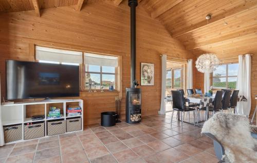 a living room with a television and a table with chairs at Stunning Home In Vinderup With Kitchen in Vinderup