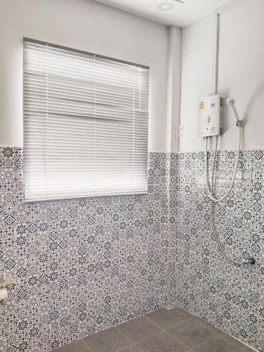 a shower in a bathroom with a window at Moochi Relax L'Assommior in Ban Na Song