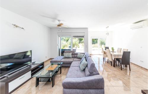 Three-Bedroom Apartment In Saldun