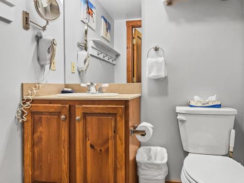 Ένα μπάνιο στο Highland House 420 Stylish Studio in the Village Hot Tub WiFi