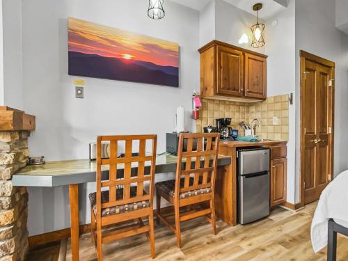 Η κουζίνα ή μικρή κουζίνα στο Highland House 420 Stylish Studio in the Village Hot Tub WiFi