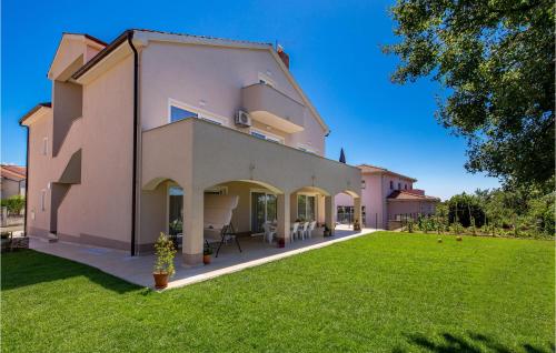 2 Bedroom Lovely Apartment In Viskovo