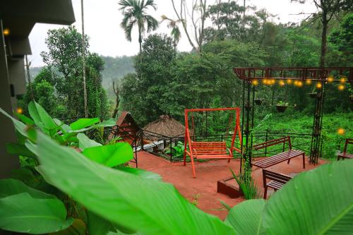 Jardín al aire libre en Mannath Private Pool Villas at Vellarimala