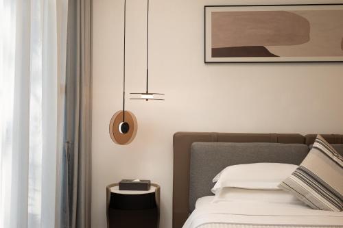 a bedroom with a bed and a picture on the wall at 三亚南山树屋隐世酒店 in Shangsimacun