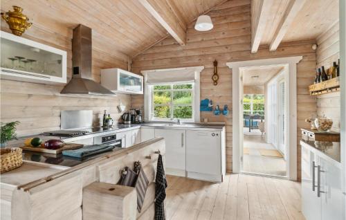 eine Küche mit Holzwänden und einer Holzdecke in der Unterkunft Nice Home In Højby With Wifi in Højby