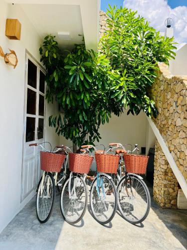 a group of bikes parked next to a building at New Yêu Biển homestay in Vĩnh Hy