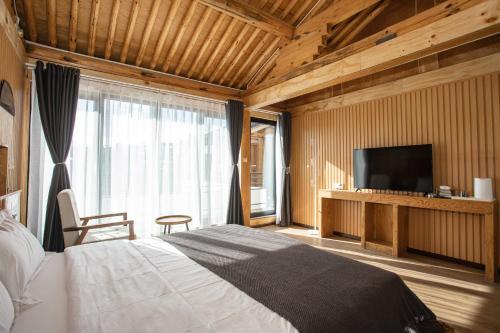 Postel nebo postele na pokoji v ubytování Dali Jishi Hotel