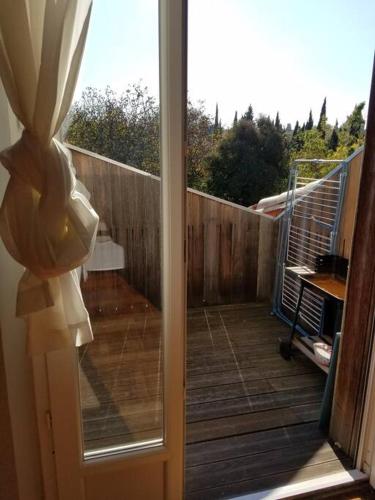 d'une porte coulissante en verre offrant une vue sur une terrasse. dans l'établissement T2 Gautier proche Cité Médiévale parking privé, à Carcassonne