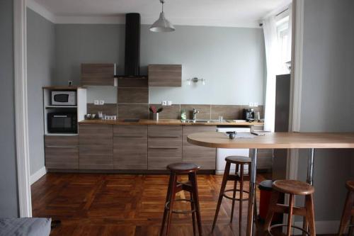 - une cuisine avec une table et quelques tabourets dans l'établissement T2 Gautier proche Cité Médiévale parking privé, à Carcassonne