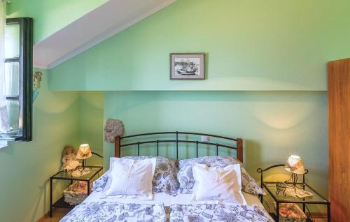 StoneBliss Holiday Home في توسيبي: غرفة نوم بها سرير وطاولتين جانبيتين مع مصابيح