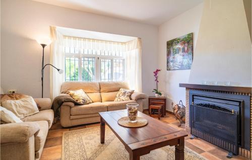 ein Wohnzimmer mit Couch und Kamin in der Unterkunft Gorgeous Home In Chiclana De La Fronter in Chiclana de la Frontera