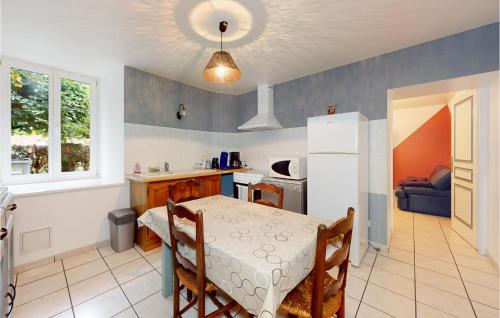 Una cocina o cocineta en Nice Apartment In Trouvans With Wifi