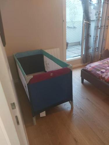 - un lit bébé bleu et rouge dans une chambre dans l'établissement Appartement chaleureux avec terrasses, à Annecy