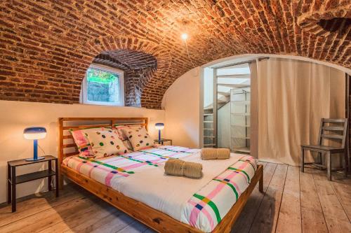 Postel nebo postele na pokoji v ubytování Duplex en cave voutée au coeur de Douai