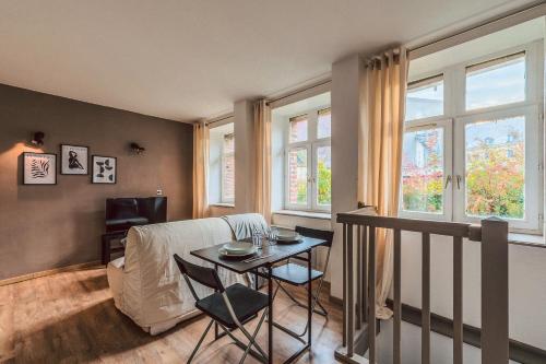 un salon avec une table et un canapé dans l'établissement Duplex en cave voutée au coeur de Douai, à Douai