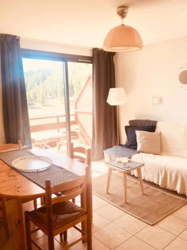 un salon avec une table et un canapé dans l'établissement Résidence Gardette - Magnifique T2 dans la station de Réallon de 6 couchages A14 MAE-8901, à Réallon