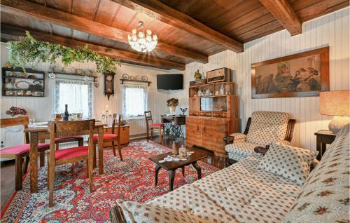 ein Wohnzimmer mit Sofa und Tisch in der Unterkunft Cozy Home In Kupljenovo in Kupljenovo
