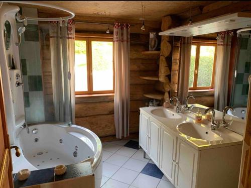 Koupelna v ubytování Chalet Le Mélèze
