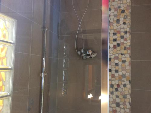 une douche avec une porte vitrée dans une salle de bain dans l'établissement Maison avec piscine couverte 8 chambres 22 personnes au coeur de la nature, à Saint-Sauveur-en-Rue